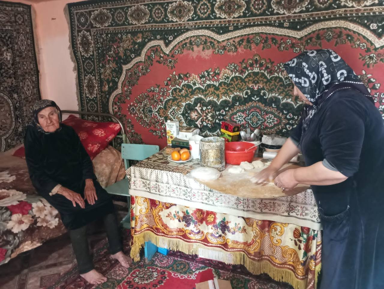 Социальный работник 1 отд. СО на дому Напилунова Нуржавгар при оказании социальных услуг подопечной.